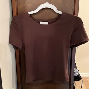 Aritizia brown babaton contour tee size medium